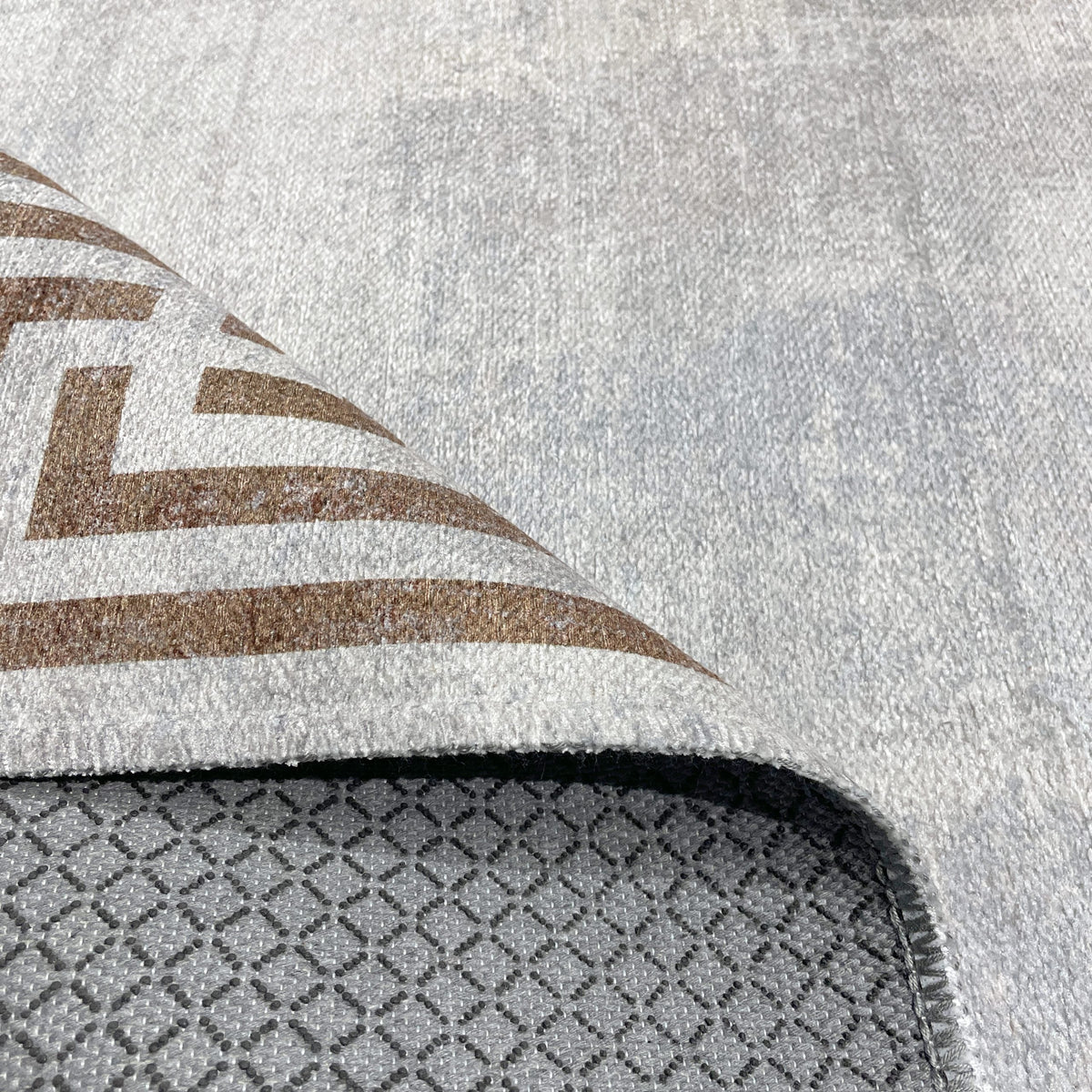 Petit tapis taupe posé dans une pièce Image