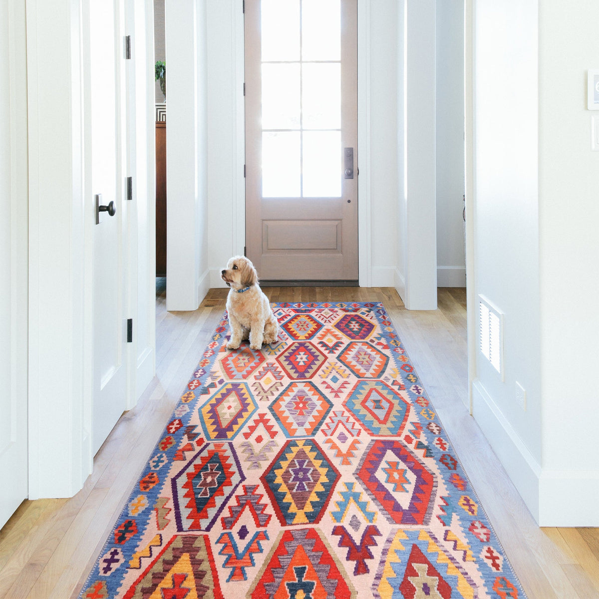 Détail du motif du tapis ethnique bordeaux lavable Billie