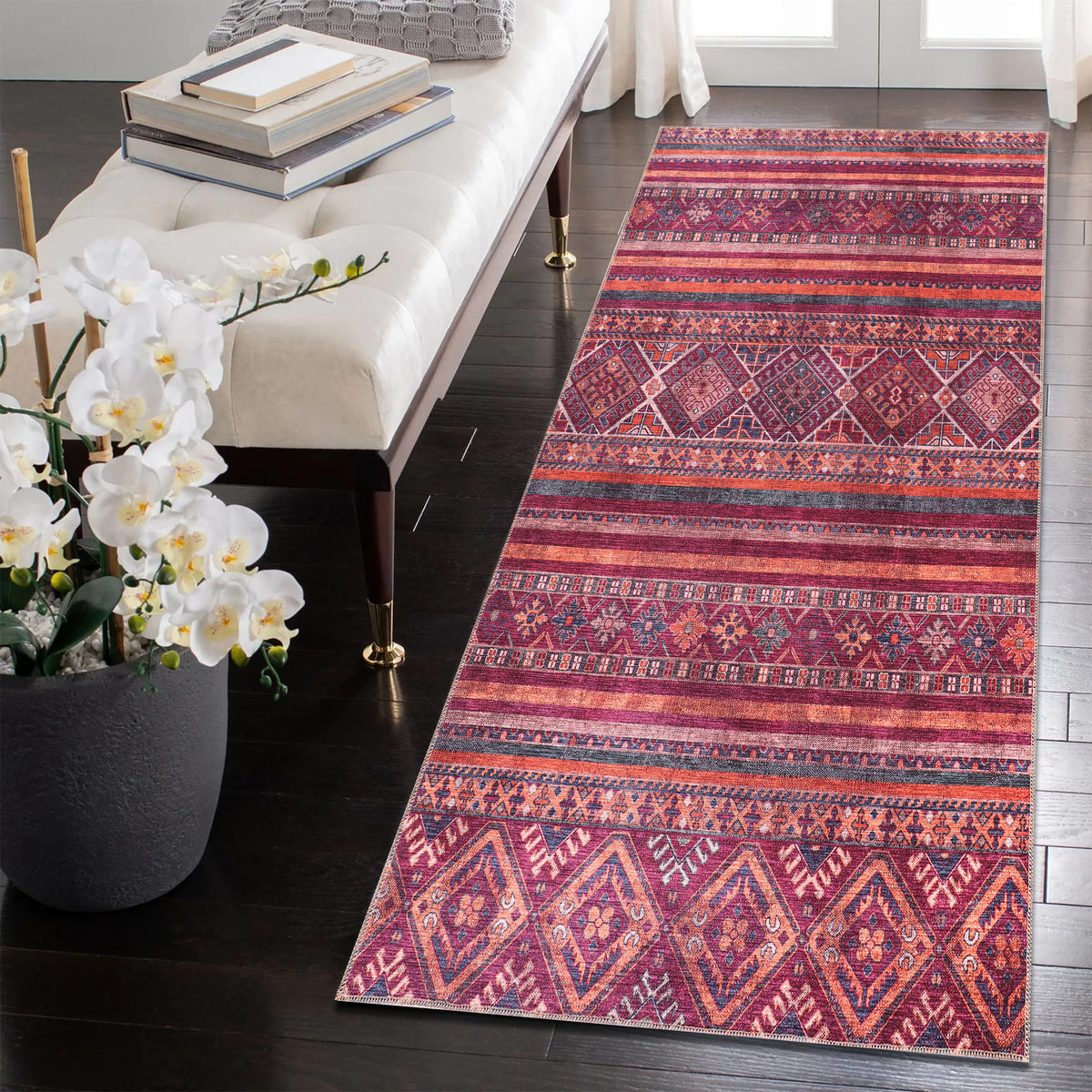 Détail du motif du tapis ethnique vintage bordeaux lavable Maël