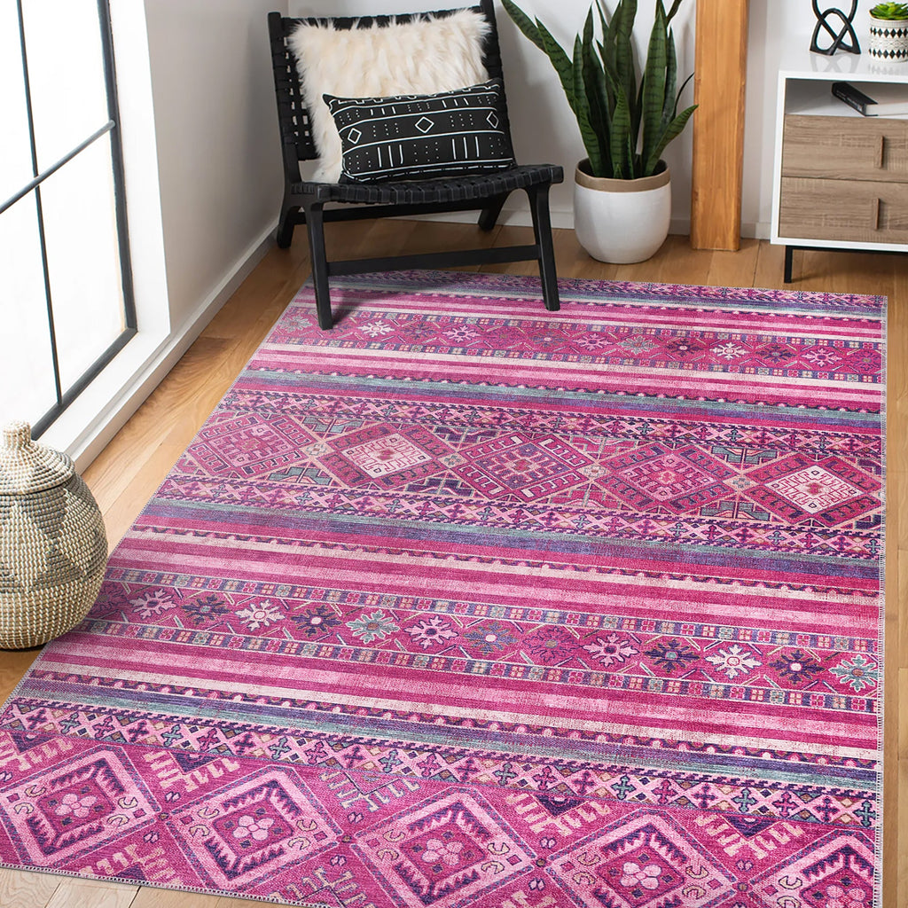 Détail du motif du tapis ethnique bleu marine lavable Vega