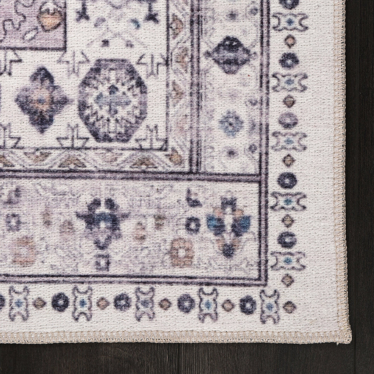 Détail du motif du tapis ethnique crème et blanc lavable Romy
