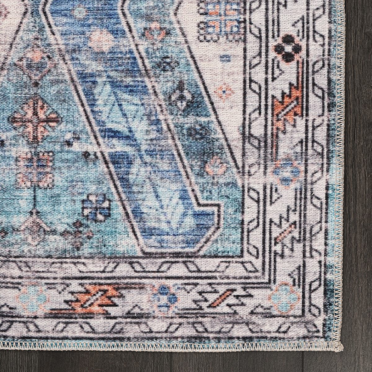 Détail du motif du tapis ethnique crème et blanc lavable Nora