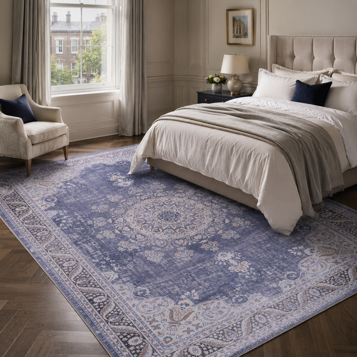 Détail du motif du tapis ethnique vintage bleu marine lavable Élise