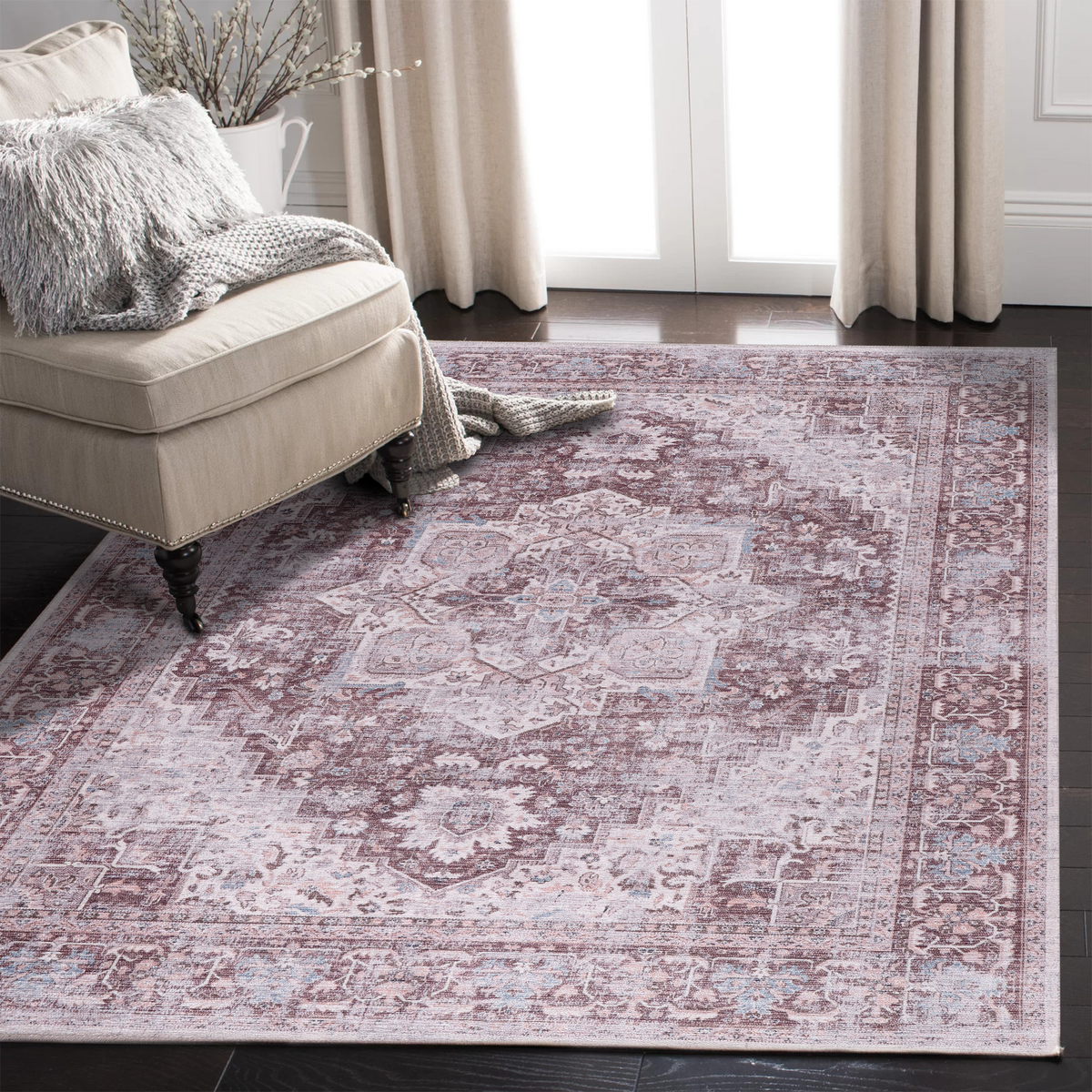Détail du motif du tapis vintage bleu marine lavable Amélia